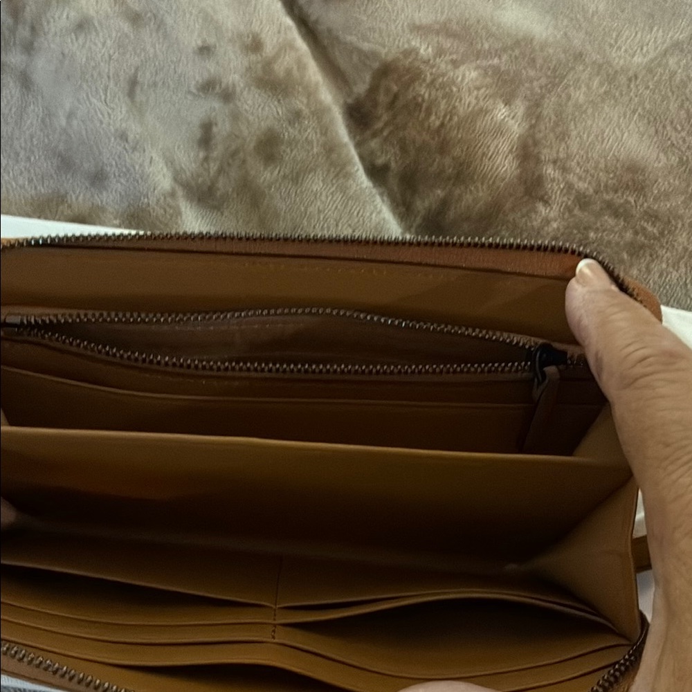 MCM Brown Logo Clutch - Picture 5 of 10
